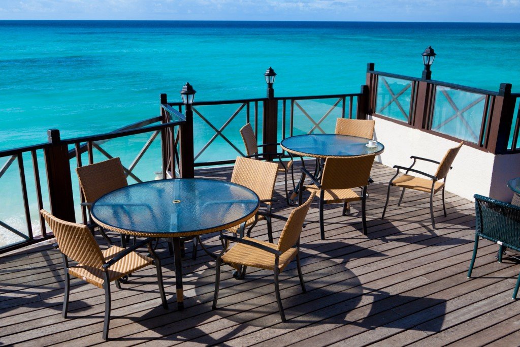 restaurant-tables-with-sea-view